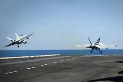 Zwei F/A-18F Super Hornets beim Abheben vom Flugdeck der Carl Vinson im Oktober 2014