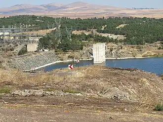 Blick auf die Hirfanlı-Talsperre