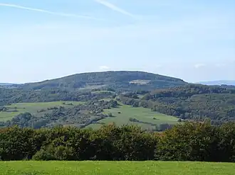 Blick aus Richtung Osten vom Heiligenberg (am Hohen Meißner) zum Hirschberg