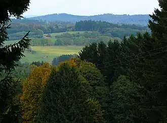 Die Koppe halblinks (rechts daneben die Hintere Lay) • Blick aus Westen vom Höllkopf