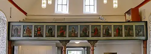 Orgelempore mit Apostelbildern