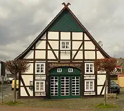 Giebelseite mit gekreuzten Pferdeköpfen am Dachfirst