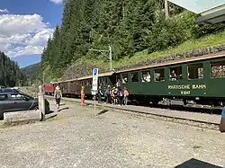 Historischer Zug im Bahnhof Davos Glaris im Juli 2023