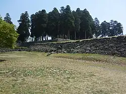 San-no-maru (Darüber das baumbestandene Ni-no-maru)