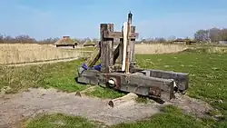 Rekonstruktion eines Onagers, mit dem zu Vorführungszwecken Eiskugeln in einen See geschossen wurden.