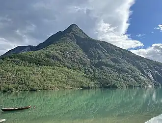 Blick von Südwesten über den Eidsvatnet zum Hjerseggnosi