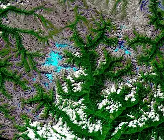 Satellitenbild der Region, links mittig liegt der Hkakabo Razi auf dem breitenparallelen Grat östlich des großen Eisfelds