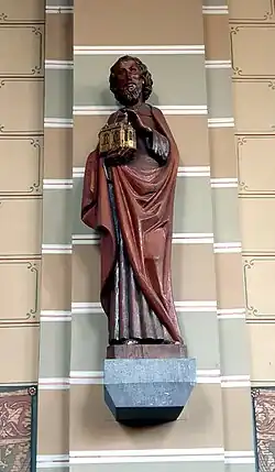 Josefstatue mit Modell der Kapelle