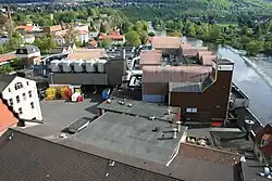 Blick auf das Betriebsgelände des Stammwerks an der Fulda in Hann. Münden