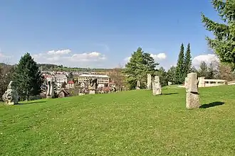 Moderne Steinplastiken auf dem Hügel Gotthard von Horschitz
