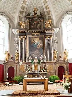 Der Hochaltar mit der Himmelfahrt Mariens