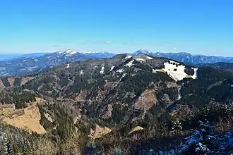 Blick vom Roßeck nach Nordosten. Die Alm mit dem Hochangerschutzhaus ist hinter dem höheren Dürreck verborgen.
