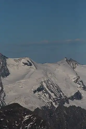 Rechts die beiden Romariswandköpfe von Osten (Hocharn), links der Teufelskamp