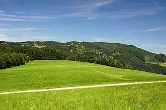 Hochbärneck (Mitte) und Turmkogel (rechts davon) von SSW über die Vordere Tormäuer