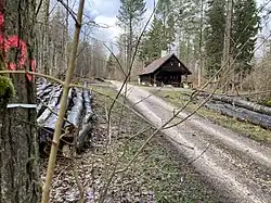 Hochberg (2022), Blockhütte mit Grillplatz nahe dem oberen Ende des Lifts