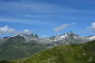 Der Messeling (links vor dem wolkenverhangenen Hochgasser gesehen vom Wildenkogelweg von Südosten)