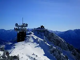Der Funkturm der Telekom Austria am Hochkar im Februar 2016; dahinter der Noten mit dem Hochkar 360° Skywalk