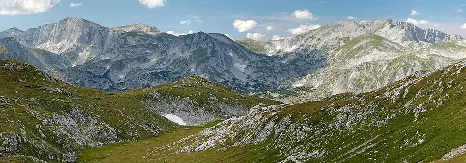 Panoramafoto von der westlichen Mitteralm nach Nordwesten, links der Hochschwab, rechts der Ringkamp.