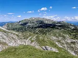 Das Hochschwab-Plateau vom Polster im Westen aus. Die beiden höchsten Gipfel im Bild sind li. Hochwart und re. Zagelkogel, der nur wenig höhere Hochschwab liegt verdeckt dahinter.