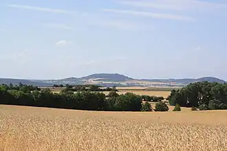 Der Hochsimmer mit Sankt Johann (links) und Ettringen (rechts)