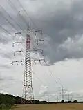 Vier 380-kV-Stromkreise in Tonnenmast-Anordnung, darunter zwei 220-kV-Kreise in Einebenenanordnung.