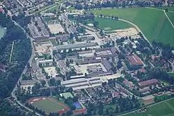 Blick vom Hochstaufen auf die Hochstaufen-Kaserne (2019)