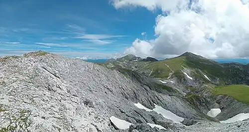Blick nach Nordosten auf die Gipfel von Hochwart, Hochschwab und Zagelkogel (v.&nbsp;l.&nbsp;n.&nbsp;r.), unter dem Zagelkogel das oberste Rauchtal.