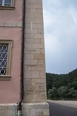 Hochwassermarken Weltenburg, BY: Hier noch deutlich unter 2005