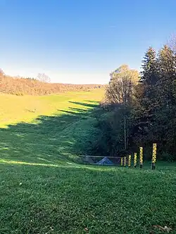 Hochwasser­rückhalte­becken Höll­tal (2022), Wasser­seite mit Grund­ablass