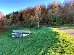 Hochwasser­rückhalte­becken Möhntal (2022), Damm­krone und Überlauf