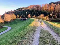 Hochwasser­rückhalte­becken Natt­heimer Tal (2022), Damm­krone und Überlauf