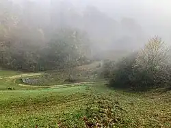 Hochwasser­rückhalte­becken Orstel (2022), Luft­seite mit Orstel­graben