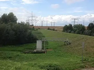 Blick über den Damm der Hochwasserschutzanlage der Schrote