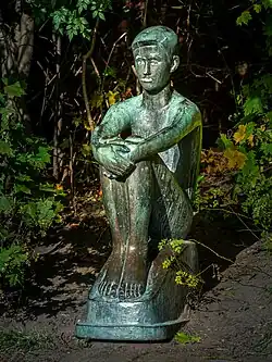 Hockender Knabe in Elmschenhagen (Kiel)