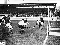 Szene aus dem Hockeyfinale 1928 zwischen Indien (weißes Trikot) und den Niederlanden
