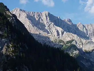 Blick unweit vom Osterfelderkopf (Bergstation der Alpspitzbahn): Äußere, Mittlere, Innere Höllentalspitze (von links nach rechts)