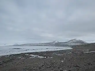 Hjorth Hill (rechts der Mitte) und Hogback&nbsp;Hill&nbsp;(rechts)