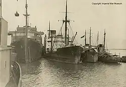 Die Hohenfels gesichert durch britische Schiffe