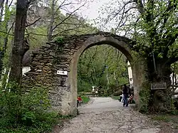 Die Reste des unteren Hauptportals