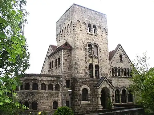 Westseite mit Eingangsbereich