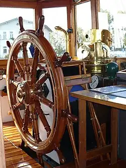 Kommandobrücke mit Steuerrad