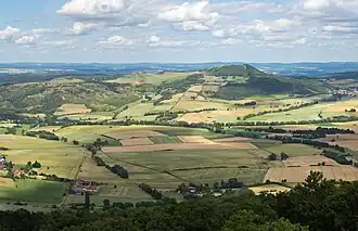 Blick vom Bärenbergturm auf dem Großen Bärenberg nach Osten über das Tal der Warme zum Massiv des Hohen Dörnbergs