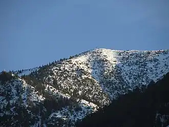 Der Hohe Fraßen aus der Sicht von Nüziders. Links die Fahne der Fraßenhütte.