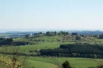 Blick vom Mäuseberg zum Hohen List mit einer Kuppe des Observatorium Hoher List zwischen den Bäumen