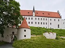 Südseite mit äußerem Tor