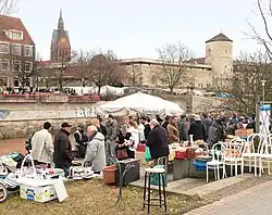 Altstadt-Flohmarkt am Leibnizufer der Leine, dahinter, gegenüberliegend das Hohe Ufer