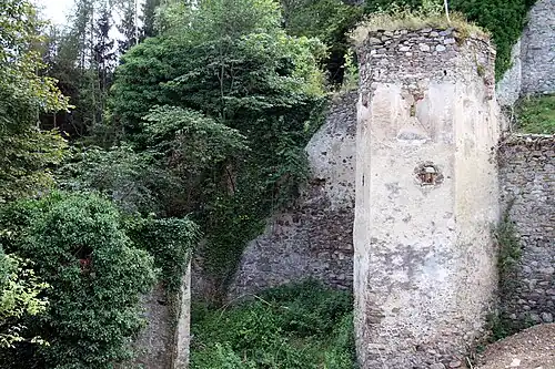 Einer der Verstärkungspfeiler