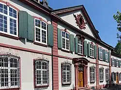 Peter Ochs (1772–1821) Politiker, Jurist, Historiker und Schriftsteller. Von 1780–1800 Besitzer des Holsteinerhof an der Hebelstrasse 32 in Basel