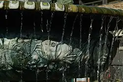 Details auf einem der kupfergetriebenen Wasserbecken