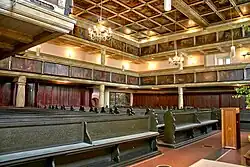 Der Innenraum der Kirche von der Altarstufe aus